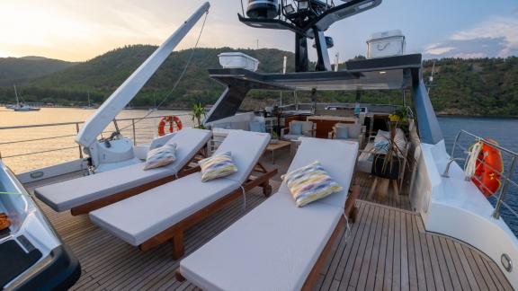 Luxuriöse Sonnenliegen auf dem Deck der 35 Meter langen Motoryacht. Perfekt für entspannte Momente!