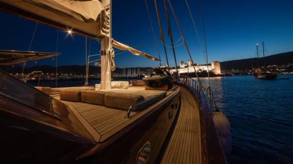 Gulet nachts vor Anker