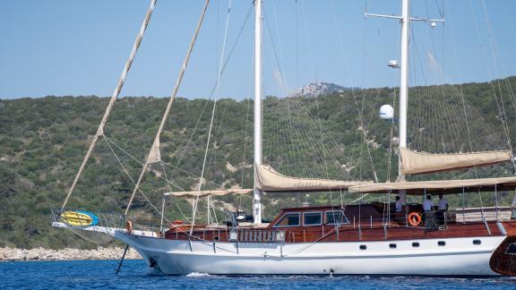 Elegantes Gulet mit cremefarbenen Segeln vor der Küste von Bodrum.