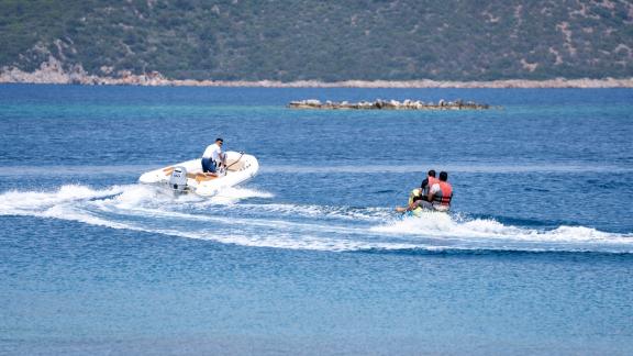 Güneşli havalarda Arabella guletinde su sporları