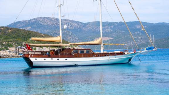 Elegantes Gulet mit cremefarbenen Segeln vor der Küste von Bodrum.