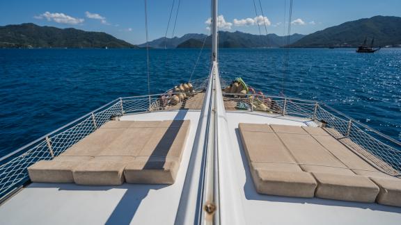 Der Bug der Gulet Aurasia mit einer Liegewiese mit herrlichem Blick auf die Berge