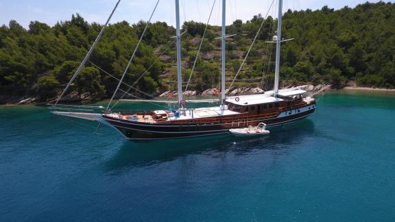 Die luxuriöse Gulet Dolce Vita liegt in der Bucht neben dem Boot vor Anker