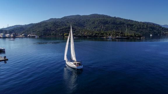 Die Yacht Code ist beim Segeln auf ruhigem Meer zu sehen.