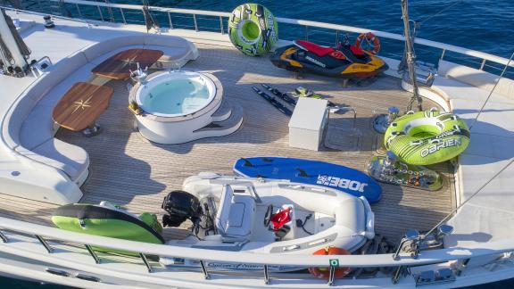 Deck mit Wasserausrüstung. Ein Jetski, Beiboot und Schlauchboote sind zu sehen