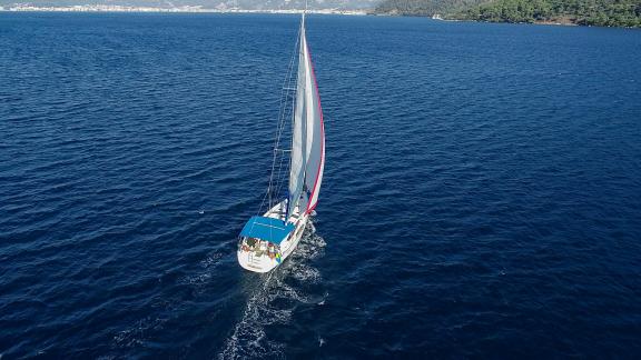 The sailing yacht Instant Zero is seen sailing on the vast blue sea.