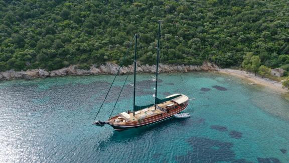 The gulet Ros Mare with 4 cabins for 8 people for hire off the coast of Bodrum.