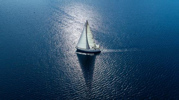 Die Segelyacht Viktoria II segelt friedlich mitten im weiten Ozean.