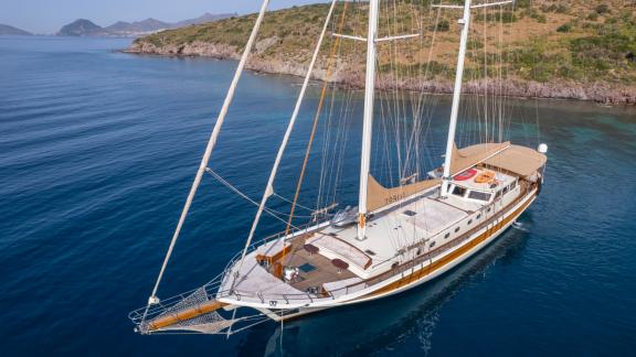 Gulet Torini ist ein elegantes Segelschiff mit 6 Kabinen, ideal für luxuriöse Kreuzfahrten entlang der Küste von Bodrum.