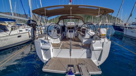 Die Segelyacht Sky Selin liegt im Yachthafen mit anderen Yachten vor Anker und bietet eine gemütliche Atmosphäre.