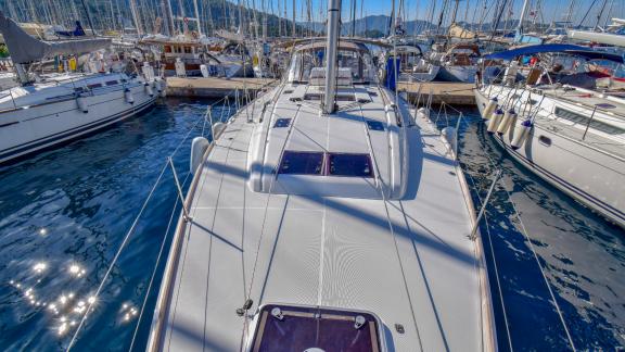 Das Vorschiffdeck der Segelyacht Sky Selin im Yachthafen, umgeben von anderen Booten.