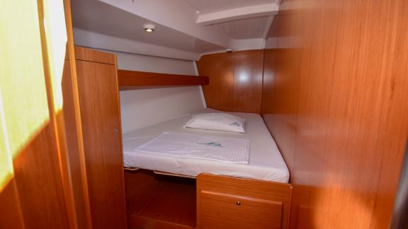 Gemütliche Doppelkabine der Yacht Filyos mit Holzverkleidung und einem bequemen Bett.