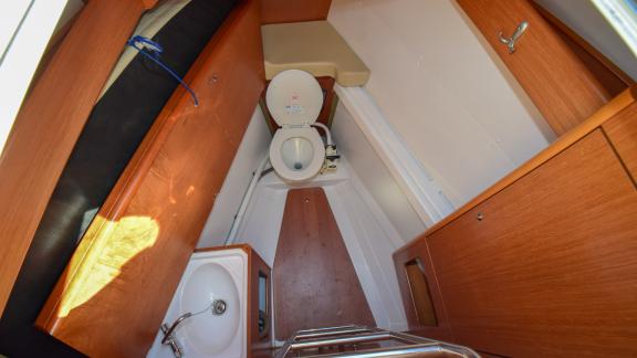 Badezimmer der Yacht Filyos mit Waschbecken, Toilette und Holzschränken.