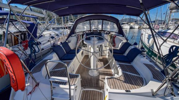 Das geräumige Cockpit der Segelyacht Kaçamak im Hafen.