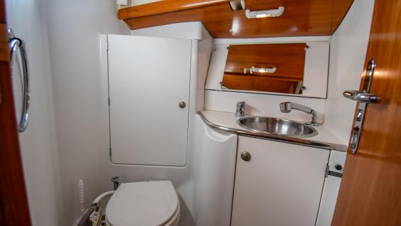 Das Badezimmer der Yacht Kaçamak bietet Komfort mit modernem Design.