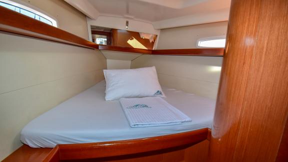 Das Schlafzimmer der Segelyacht Zezo bietet ein großes Bett und ein einfaches Design für einen erholsamen Schlaf.
