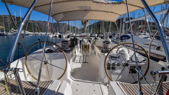 Das Cockpit der Segelyacht Viktoria II mit zwei Steuerrädern und offenem Raum liegt im Yachthafen.