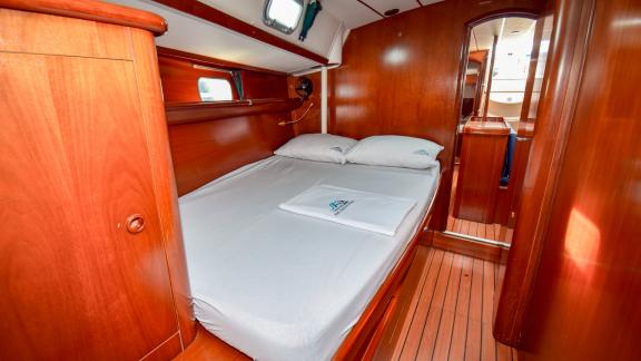 Die geräumige Doppelkabine der Viktoria II bietet ein großes Bett und eine gemütliche Atmosphäre.