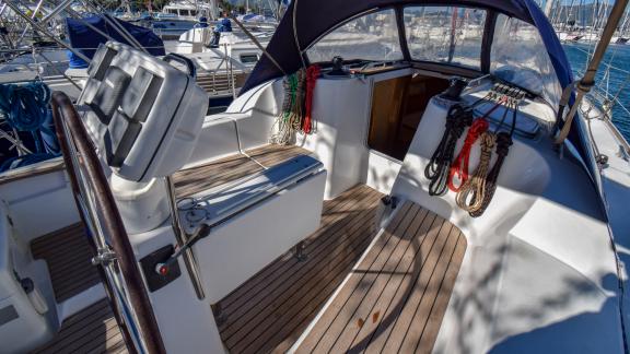 Das Cockpit der Yacht Schnecke, vertäut in der Marina.