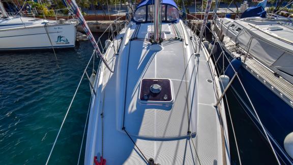 Das Vordeck der Yacht Schnecke, vertäut in der Marina.