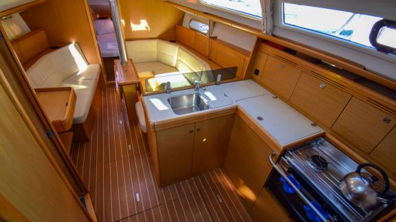 Geräumiger und stilvoller Salon der Segelyacht Schnecke.