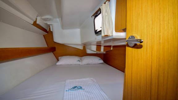 Doppelkabine der Segelyacht Schnecke mit Fenster und großzügigem Layout.