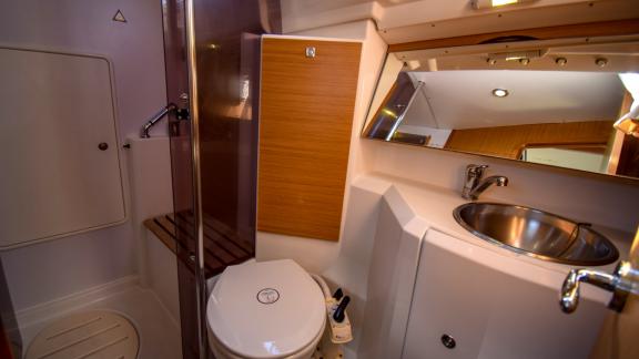 Modernes und stilvolles Badezimmer auf der Segelyacht Schnecke.