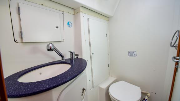 Das Badezimmer der Yacht Blondie bietet ein modernes Waschbecken und eine hygienische Umgebung.