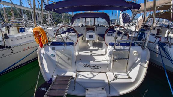 Das Cockpit der Segelyacht Blondie ist im Hafen vertäut und einsatzbereit.