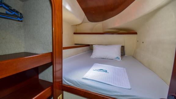 The single cabin on the Andromeda catamaran offers an ideal space for a restful sleep.