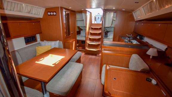 Der Salon der Segelyacht Tonic ist mit großzügigen Sitzgelegenheiten und einer funktionalen Küche ausgestattet.