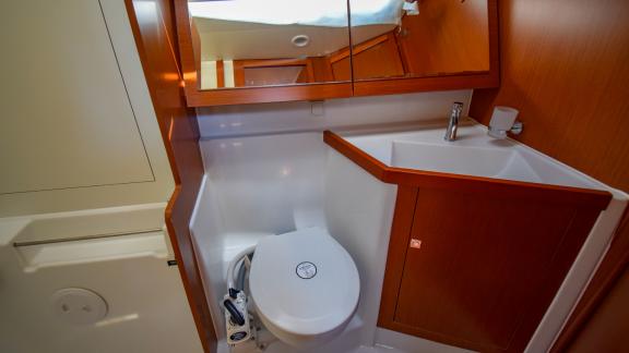 Das Badezimmer der Segelyacht Tonic bietet Komfort mit modernem Design und kompakter Anordnung.