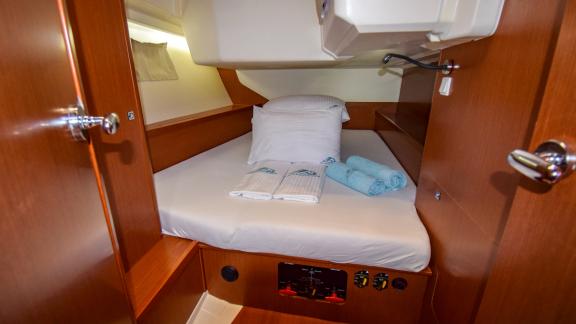 Die Doppelkabine der Segelyacht Tonic besticht durch ein komfortables Bett und stilvolle Dekoration.
