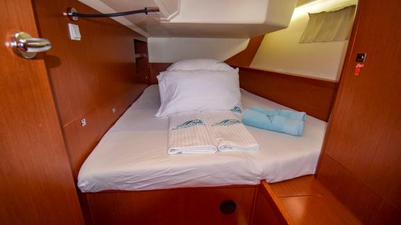 Die Doppelkabine der Segelyacht Tonic besticht durch ein komfortables Bett und stilvolle Dekoration.