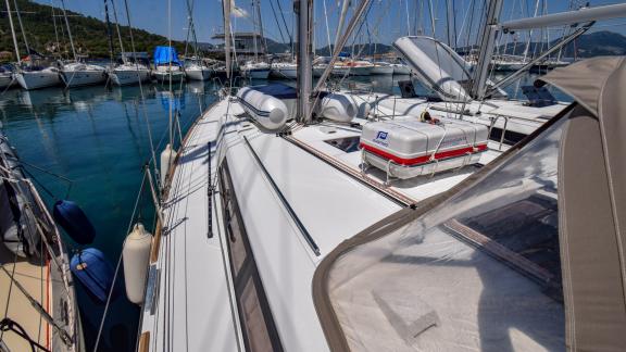 Tonic yelkenli yatın güvertesi, güvenlik ve seyir ekipmanlarıyla marinada bağlı durumda.