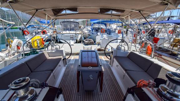 Geräumiges Cockpit der Segelyacht Tonic mit bequemen Sitzplätzen und einem zentralen Tisch.