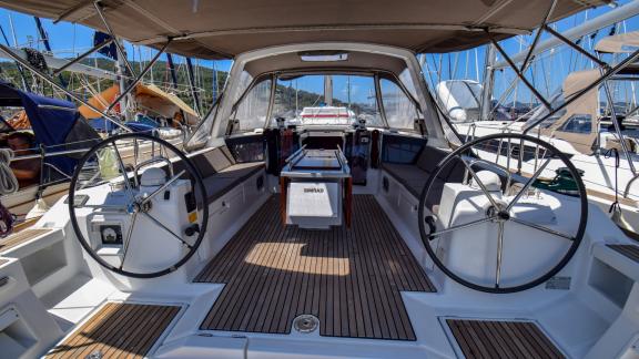 Cockpit der Segelyacht Tonic mit zwei Steuerrädern und großzügigen Sitzbereichen.