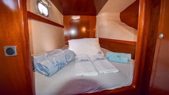 The cozy cabin of the catamaran The Big Easy is equipped with soft pillows and fresh towels.