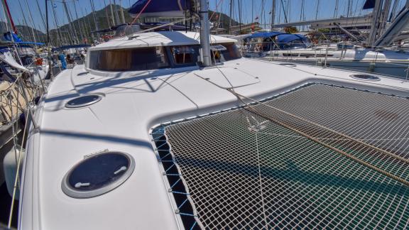 The spacious foredeck of the catamaran The Big Easy offers an ideal spot for relaxation.