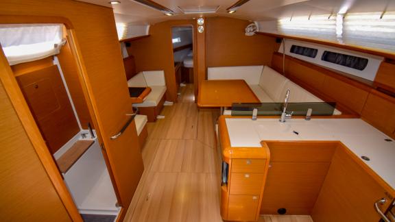 Der Salon und Küchenbereich der Yacht Code mit modernem und komfortablem Design.