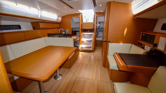 Der geräumige Salon und Küchenbereich der Yacht Code bietet einen komfortablen Wohnraum.