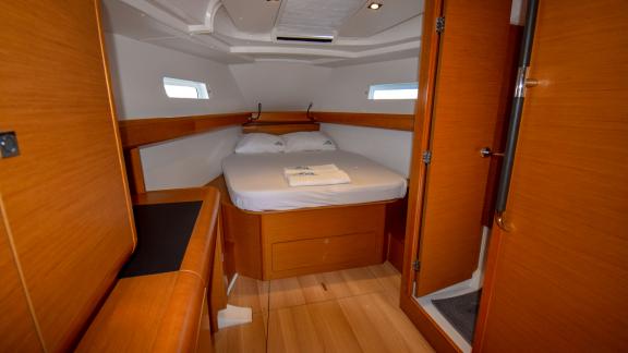 Die Kabine der Yacht Code mit breitem Doppelbett bietet einen bequemen Schlafbereich.