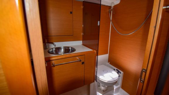 Das moderne Badezimmer der Yacht Code bietet ein stilvolles und funktionales Design.