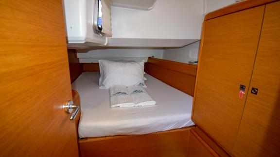 Die Kabine der Yacht Code bietet ein bequemes Bett und viel Stauraum.