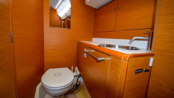 Das Badezimmer der Yacht Code bietet ein stilvolles Waschbecken und eine kompakte Toilette im modernen Design.