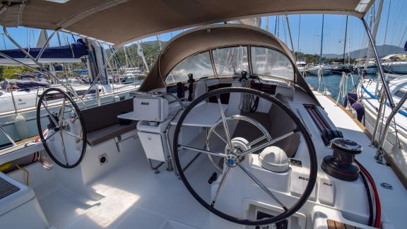 Der Cockpitbereich der Yacht Code mit Steuer und Bedienelementen.