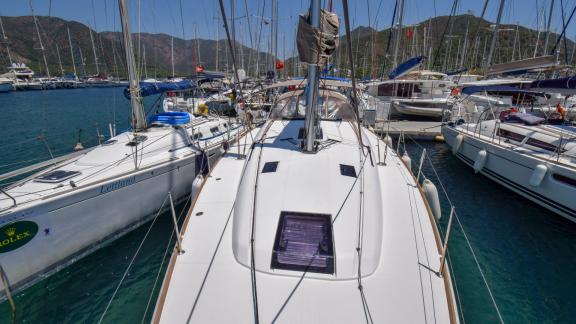 Das Deck der Yacht Code mit Blick auf die Marina.