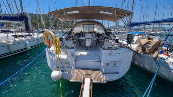 Heckansicht der Yacht Code mit Blick auf die Marina.