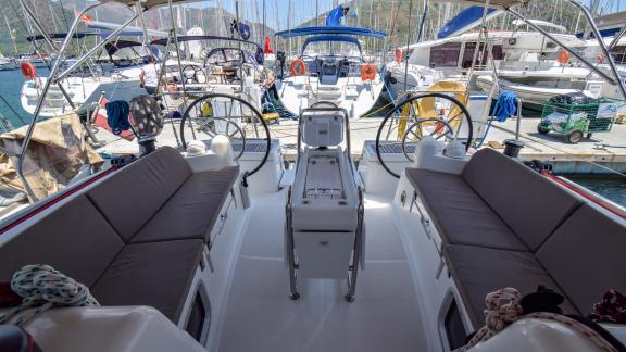 Der hintere Cockpitbereich der Yacht Code mit Sitzgelegenheiten und Steuer.