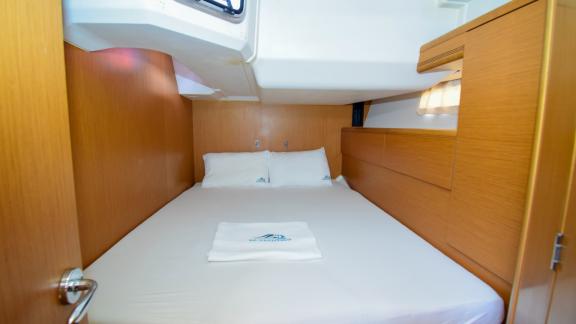 The double cabin on the yacht Anja Sophie offers a comfortable bed and storage space.